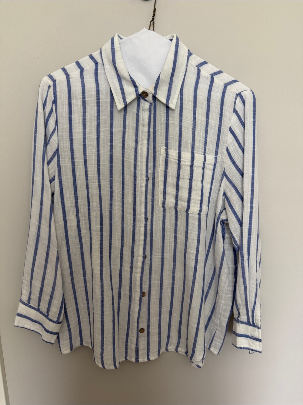 Ocean Drive womrns Long Sleeve Blue & White Striped Button-Up blouse - medium